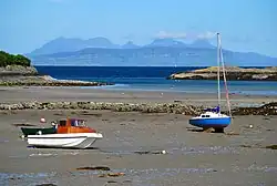 Pohled na ostrovy Eigg a Rùm ze zátoky Glenuig na západním pobřeží Skotska