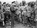 Generál Dwight D. Eisenhower dodává mužům z americké 101. výsadkové divize před bitvou odvahu