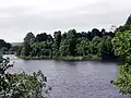 Laukžemių tvenkinys na Eketė z hradiště Eketės piliakalnis, v pozadí Giruliajský vysílač