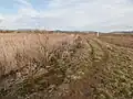 Hráz v jižní části jezera