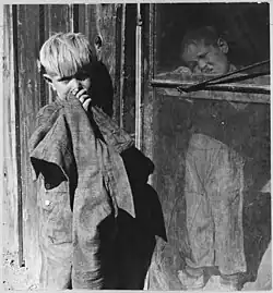 Děti v táboře sběračů bavlny. Okres Eloy, Pinal County, Arizona, listopad 1940.