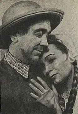 Emil Bolek v roli Petra Jevenbergera a Marie Halová v roli v roli Antje v komedii P. Schurka „Modrý tulipán“ (1942)