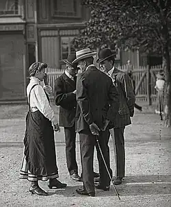 Z knížky Damals in Wien. Menschen um die Jahrhundertwende Photographien von Emil MayerDamals in Wien. Menschen um die Jahrhundertwende Photographien von Emil Mayer. 1905-1914