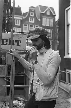 Velkoformátová fotografie ropné rafinerie visící na fasádě budovy na ulici Herengracht, performance