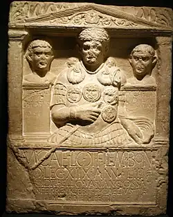 Kenotaf Marca Caelia, 1. centuriona z XVIII. legie, který „padl ve Varově válce“ (bello Variano)