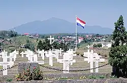 Pohled ze hřbitova města Semarang.