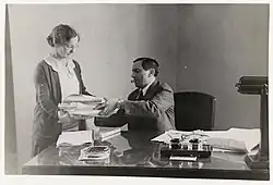 Ernst Lubitsch se svou sekretářkou, Hollywood, 1930