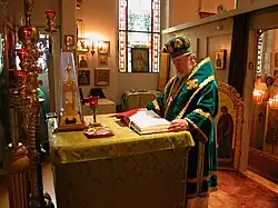 Arcibiskup Longin (Talypin) slouží Božskou liturgii, před sebou má diataxis