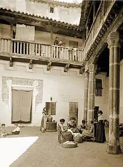 Escena vecinal en un patio de la calle de la Merced hacia, 1885