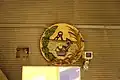 Znak stavební fakulty Madridské polytechniky umístěný ve stanici