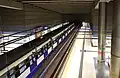 Horní pohled na nástupiště a kolejiště se soupravou metra
