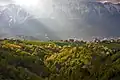 Pohled na Piatru ze silnice mezi Branem a Rucarem