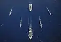 HMS Northumberland (druhá zleva) ve skupině s letadlovou lodí Queen Elizabeth (vzadu).