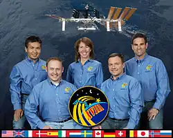 Zleva doprava Kóiči Wakata, Michael Fincke, Sandra Magnusová, Jurij Lončakov, Gregory Chamitoff