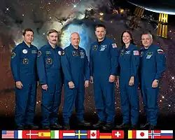 Zleva Oleg Skripočka, Alexandr Kaleri, Scott Kelly, Douglas Wheelock, Shannon Walkerová, Fjodor Jurčichin