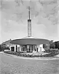 Benzinová čerpací stanice: "Auto palace" - Texaco, Nimjengen, Muldersweg 16, Nizozemí. Architekti: B.J. Meerman+Jan van der Pijll 1936. Průměr 17 m