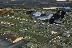 Stíhačka General Dynamics F-16 Fighting Falcon simuluje nálet na Eielsonovu základnu (cvičení Rudá vlajka - Aljaška)