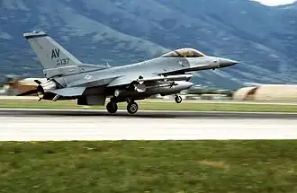 F-16 USAF se vrací na italskou leteckou základnu Aviano, po útoku na cíle v Republice Srbské.