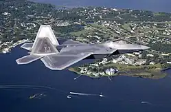 F-22A Raptor z Tyndallovy základny přelétá nad Floridou