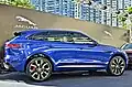 Modrý Jaguar F-Pace v modré barvě z bočního pohledu