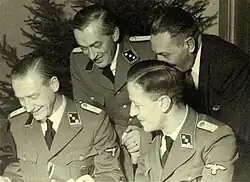 Vánoce 1942 ve Westerborku (zleva doprava) Albert Konrad Gemmeker, Hassel, Ferdinand aus der Fünten a Scheltnes of Lippmann, Rosenthal & Co.