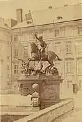Socha v roce 1870 umístěná na barokní kašně