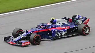 Pierre Gasly řídící vůz STR13 při Grand Prix Rakouska 2018.
