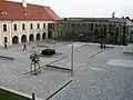 Nádvoří historického areálu a nový posluchárenský komplex