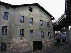 Ateliery FOJA krátce před demolicí. Vedle nich vede most do slévárny přesného lití (2008)