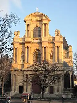 Průčelí kostela