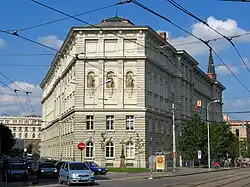 Pohled na budovu fakulty z Údolní ulice