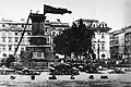 Demontáž pomníku spisovatele Adama Mickiewicze, krakovský rynek, 17. srpna 1940