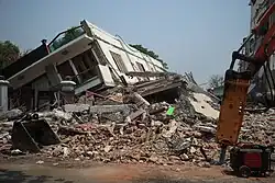 Škody způsobené zemětřesením v Mandalaji