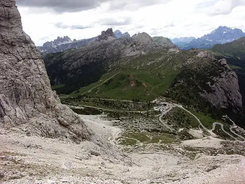 Pohled na průsmyk z výstupu na Piccolo Lagazuoi, v pozadí Monte Averau