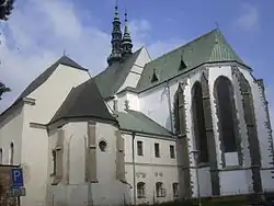 Současné církevní budovy na místě zaniklého kláštera