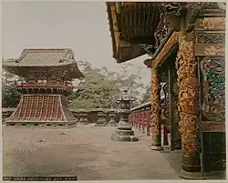 Shiba Chokugaku Mon (勅額門), mezi 1885 a 1890, ručně kolorovaný albuminový tisk