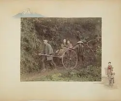 Jinriki, 1886, ručně kolorovaný albuminový tisk, řidič rikši, dva pasažéři a nosič