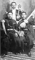 Tradiční mugamské trio, hrající na daf, tar a kamanče, 1911