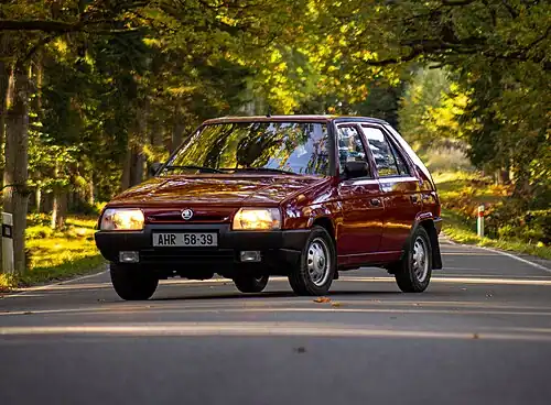 Škoda Favorit (1994). Nepůvodní disky kol pocházejí ze Škody Felicia