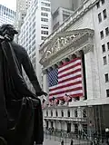 Pohled na NYSE směrem od Federal Hall National Memorial.