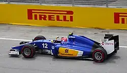 Vůz MP4-30 (nahoře) ve srovnání s konkurenčním vozem Sauber C34 (dole), na záběru jde vidět těsné "sidepody" vozu MP4-30 vyvinuté jako součást filozofie "size zero".