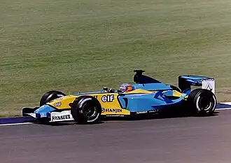 Fernando Alonso řídící vůz R23B při Grand Prix Velké Británie 2003.