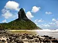 Pláž Conceicao a skála morro do Pico