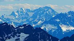 Mt. Fernow ve střední části vpravo
