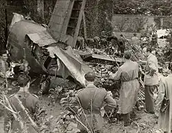 Trojmotorový letoun Fiat G.212, po nárazu do zadního strany baziliky Superga.