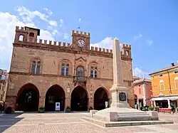 Fidenza, radnice a obelick Garibaldiho