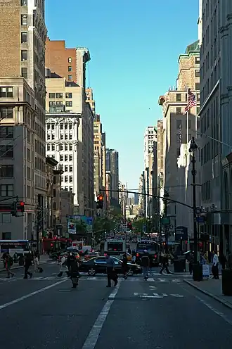 Ranní Fifth Avenue, pohled jižně od 38. ulice
