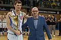 Kapitán ČEZ basketball Nymburk Pavel Pumprla s trofejí pro vítěze Českého basketbalového poháru, vpravo starosta Nového Jičína Stanislav Kopecký (2019)
