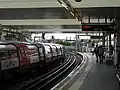Pohled na sever podél nástupišť linky Jubilee line
