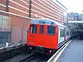 Odjíždějící vlak linky Metropolitan line ve směru na jih do stanice Baker Street
